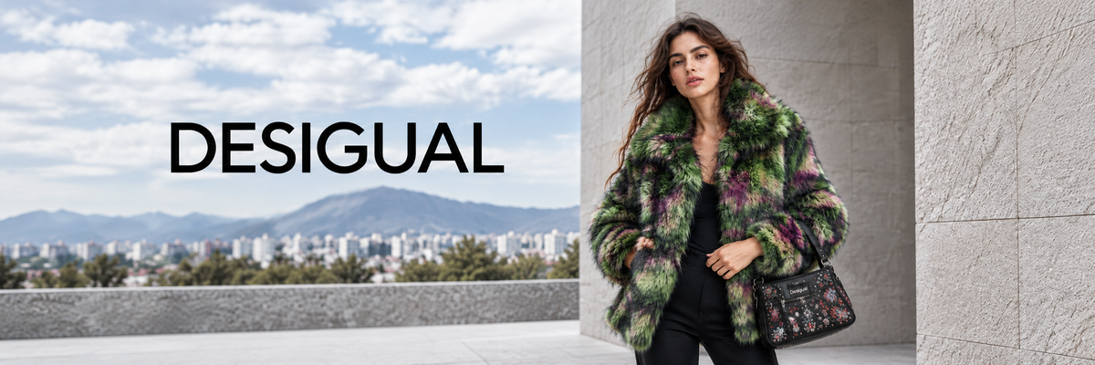 Desigual desktopbanner met model in groene jas en Desigual tas
