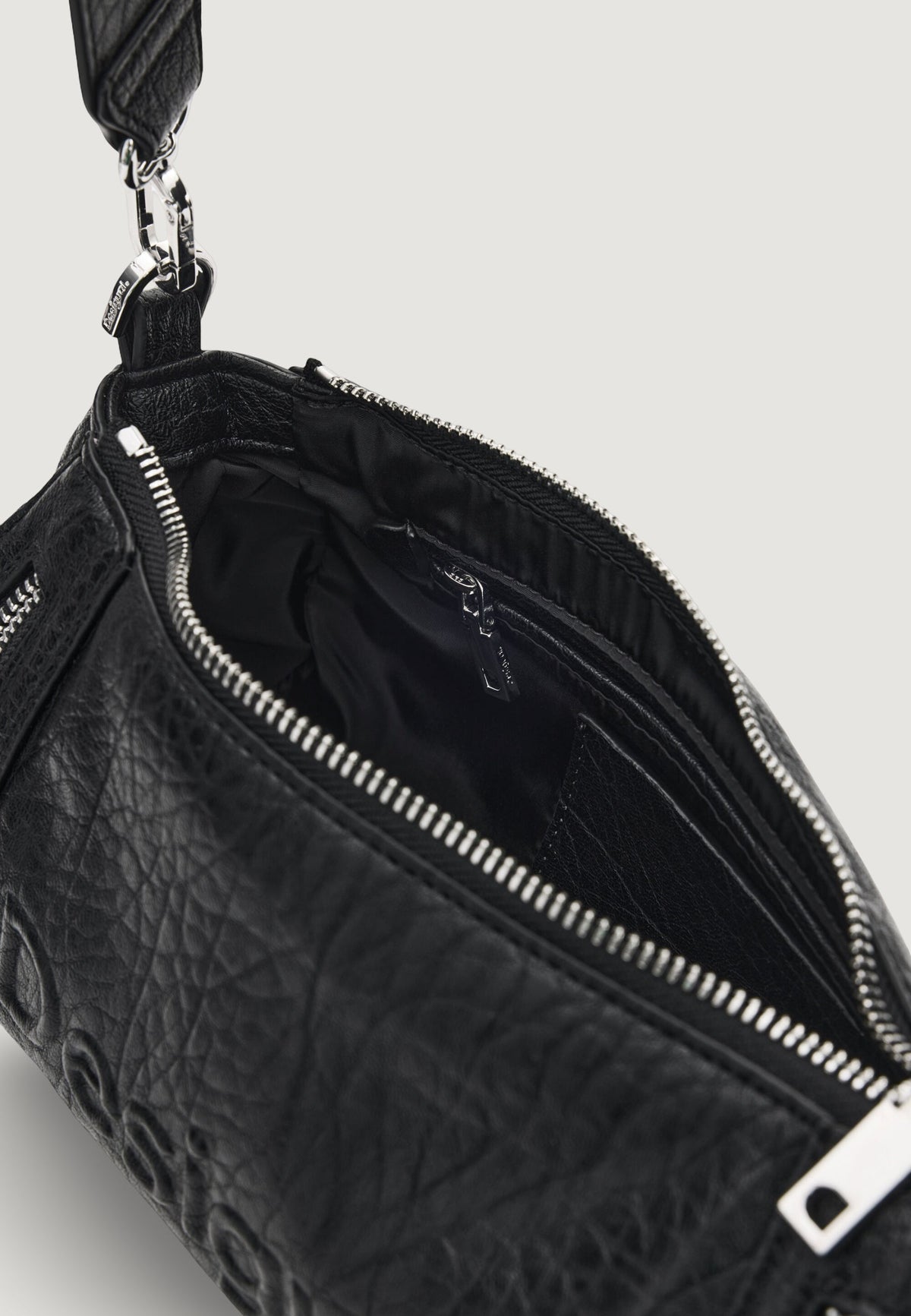 Desigual Half Logo Zarauz Kleine schoudertas met bedel – Zwart