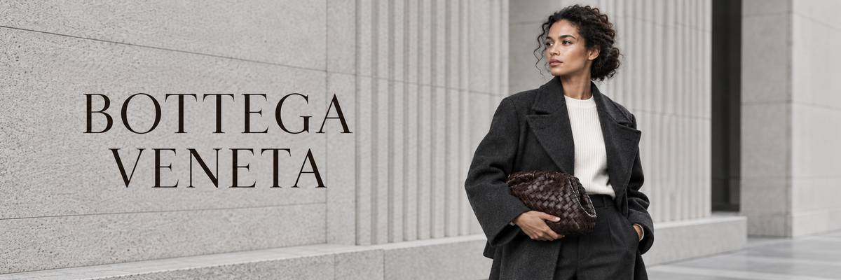 Bottega Veneta mode – vrouw in zwarte jas met gevlochten Bottega Veneta tas