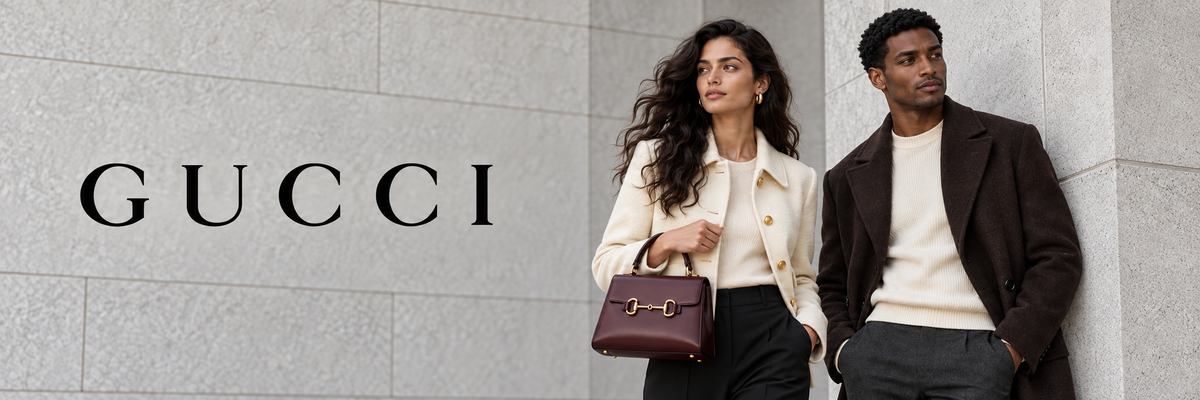 Gucci designermode – vrouw met bordeaux Gucci tas en man in bruine jas