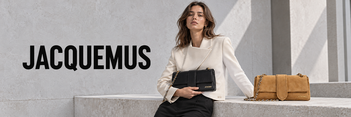 Jacquemus tassen – vrouw in witte blazer met zwarte en cognac Jacquemus tas