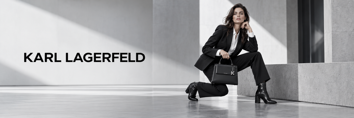 Karl Lagerfeld mode – vrouw in zwart pak met Karl Lagerfeld tas