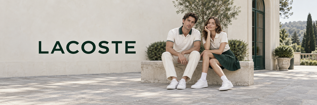 Lacoste kleding – man en vrouw in poloshirts met witte sneakers
