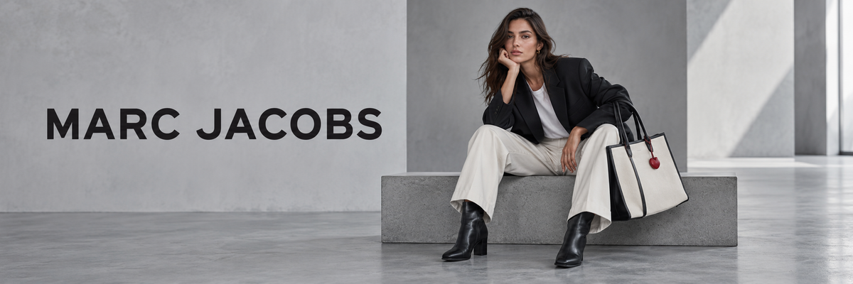 Marc Jacobs tassen – vrouw in zwarte blazer met The Tote Bag van Marc Jacobs