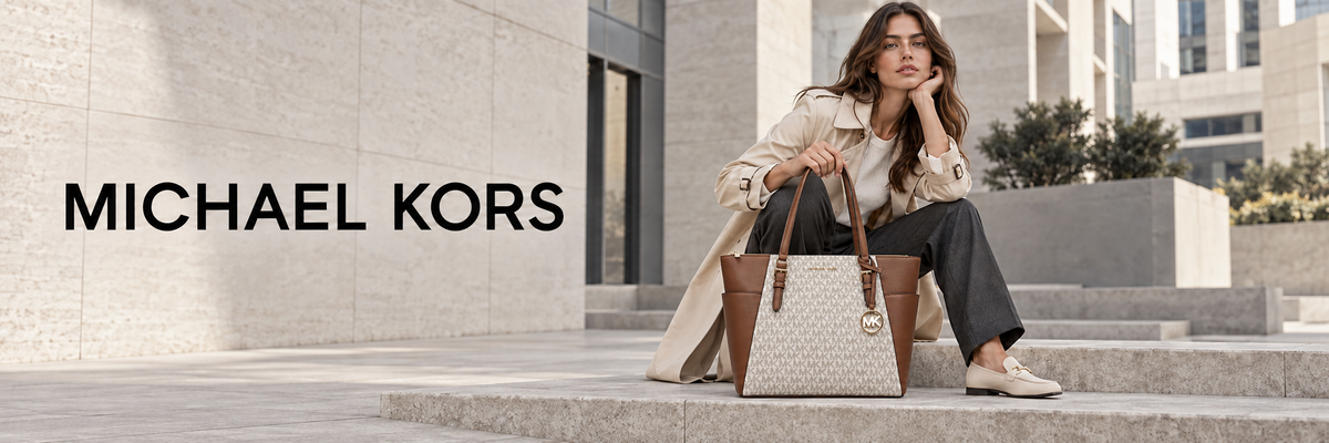 Michael Kors tassen – vrouw in trenchcoat met Michael Kors shopper met logo