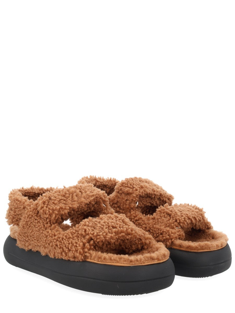 Moon Boot Shearling Sandalen – Bruin