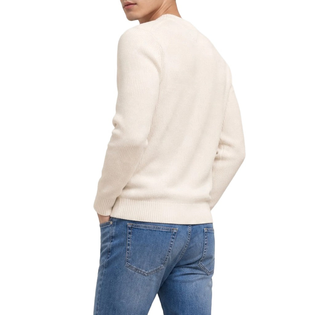 Tommy Jeans Regular Fit Trui met ronde hals en geborduurd logo – Gebroken wit