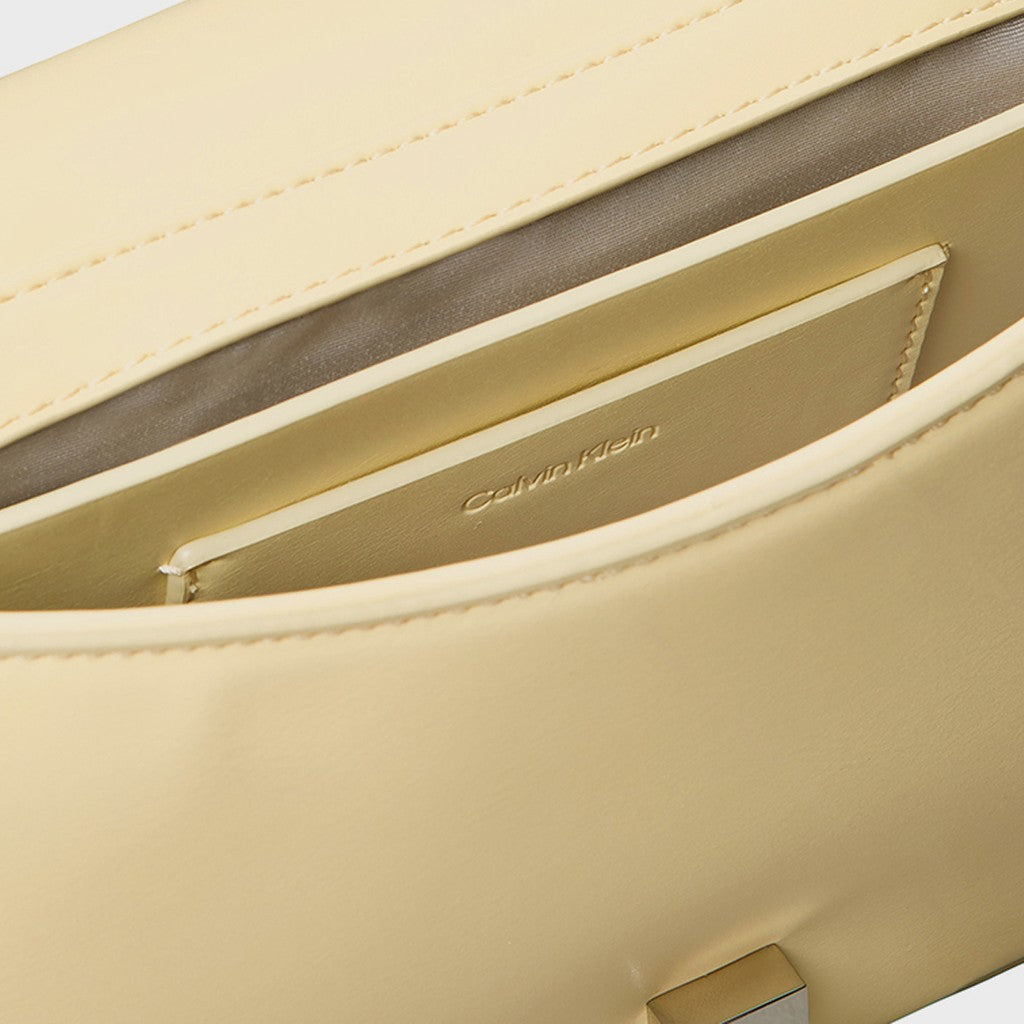 Calvin Klein Handtas met magneetsluiting en schouderband – Lichtgeel