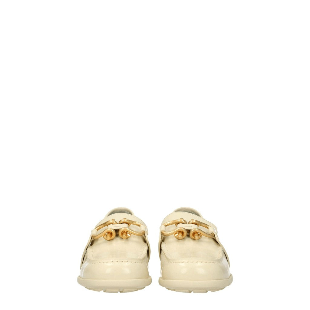 Bottega Veneta Leren loafers met goudkleurige details – Beige