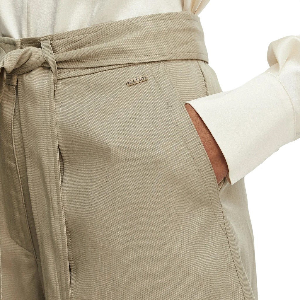 Guess Short met zak en sluiting met rits en knoop – Saliegroen