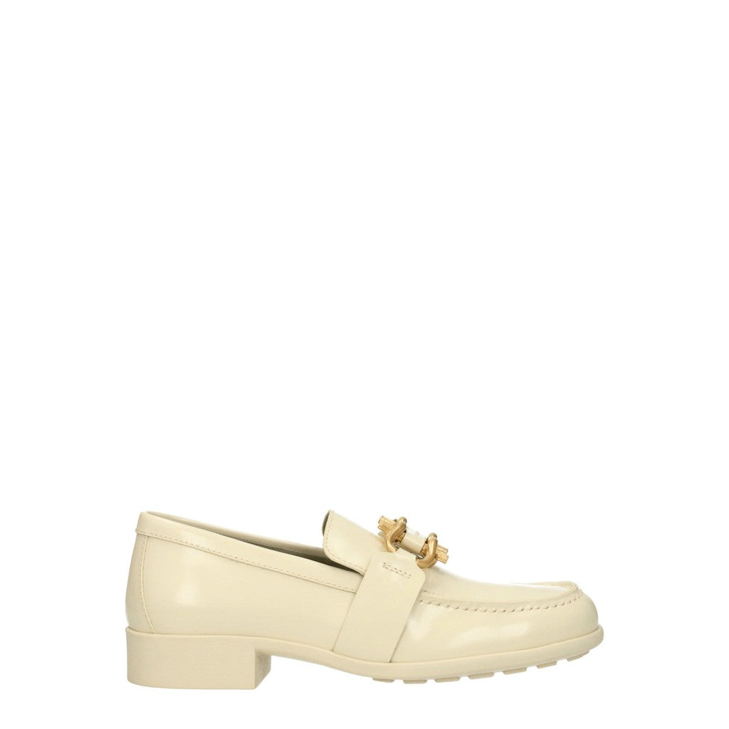 Bottega Veneta Leren loafers met goudkleurige details – Beige