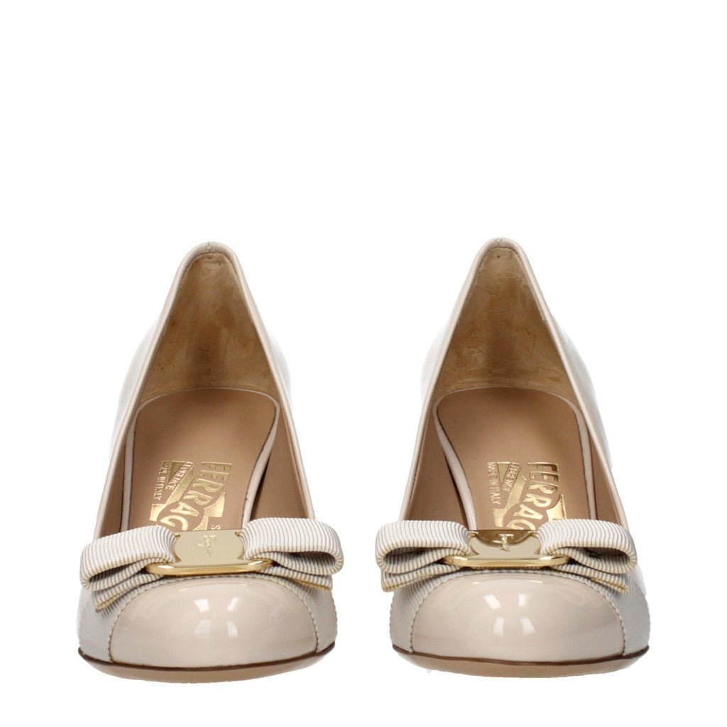 Salvatore Ferragamo Carla Pumps van lakleer met hak – Beige