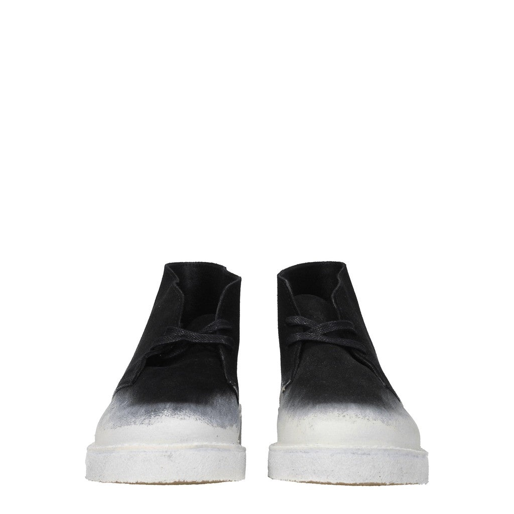 Clarks Desert Boot 221 Suède enkellaarzen met rubberen zool – Zwart / Wit