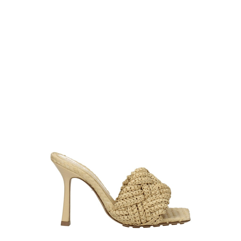 Bottega Veneta Raffia sandalen met hak en leren zool – Beige