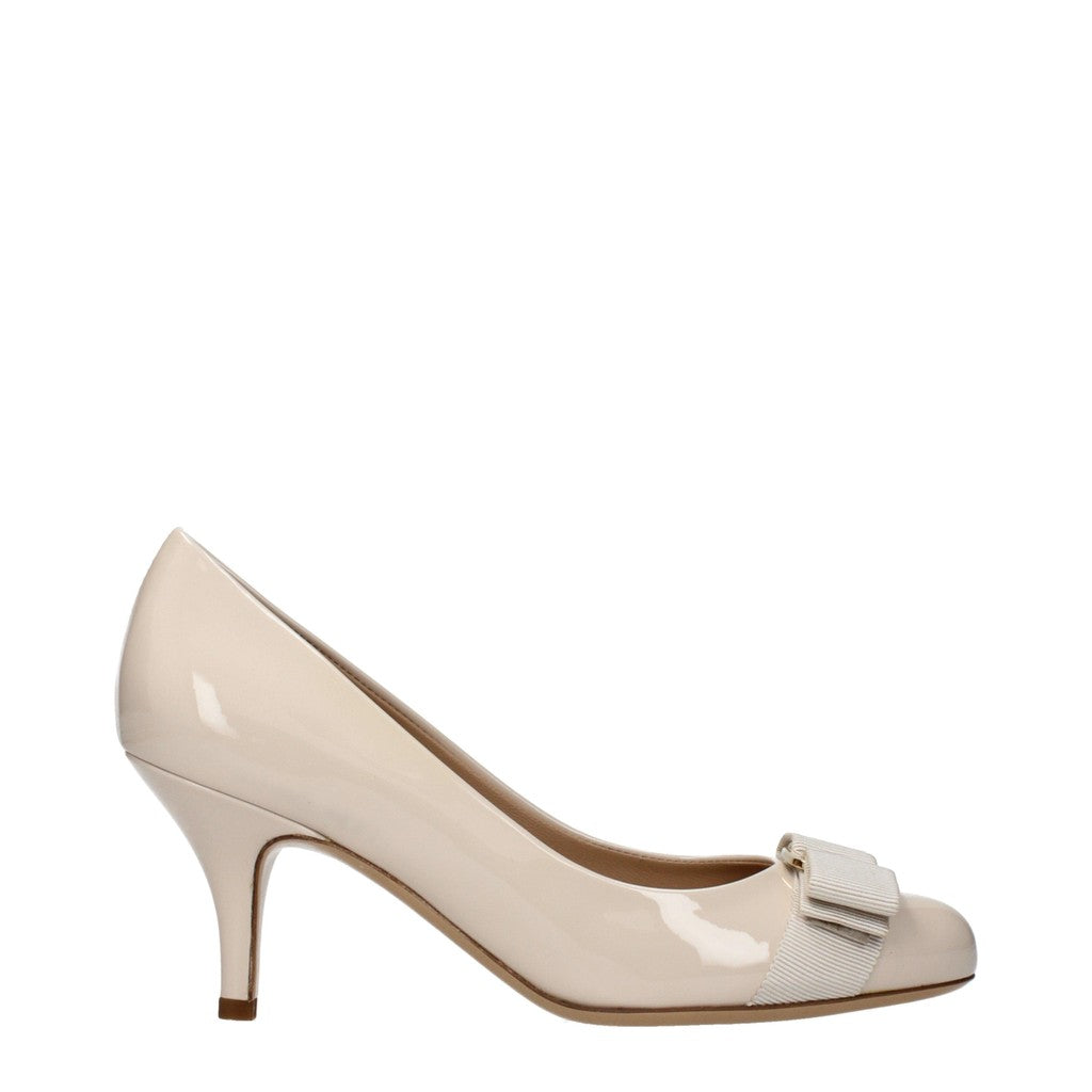 Salvatore Ferragamo Carla Pumps van lakleer met hak – Beige