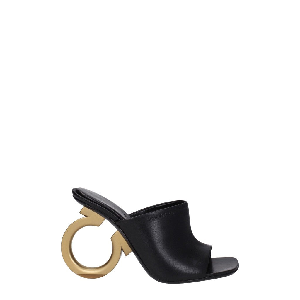 Salvatore Ferragamo Astro Sandalen met goudkleurige details – Zwart