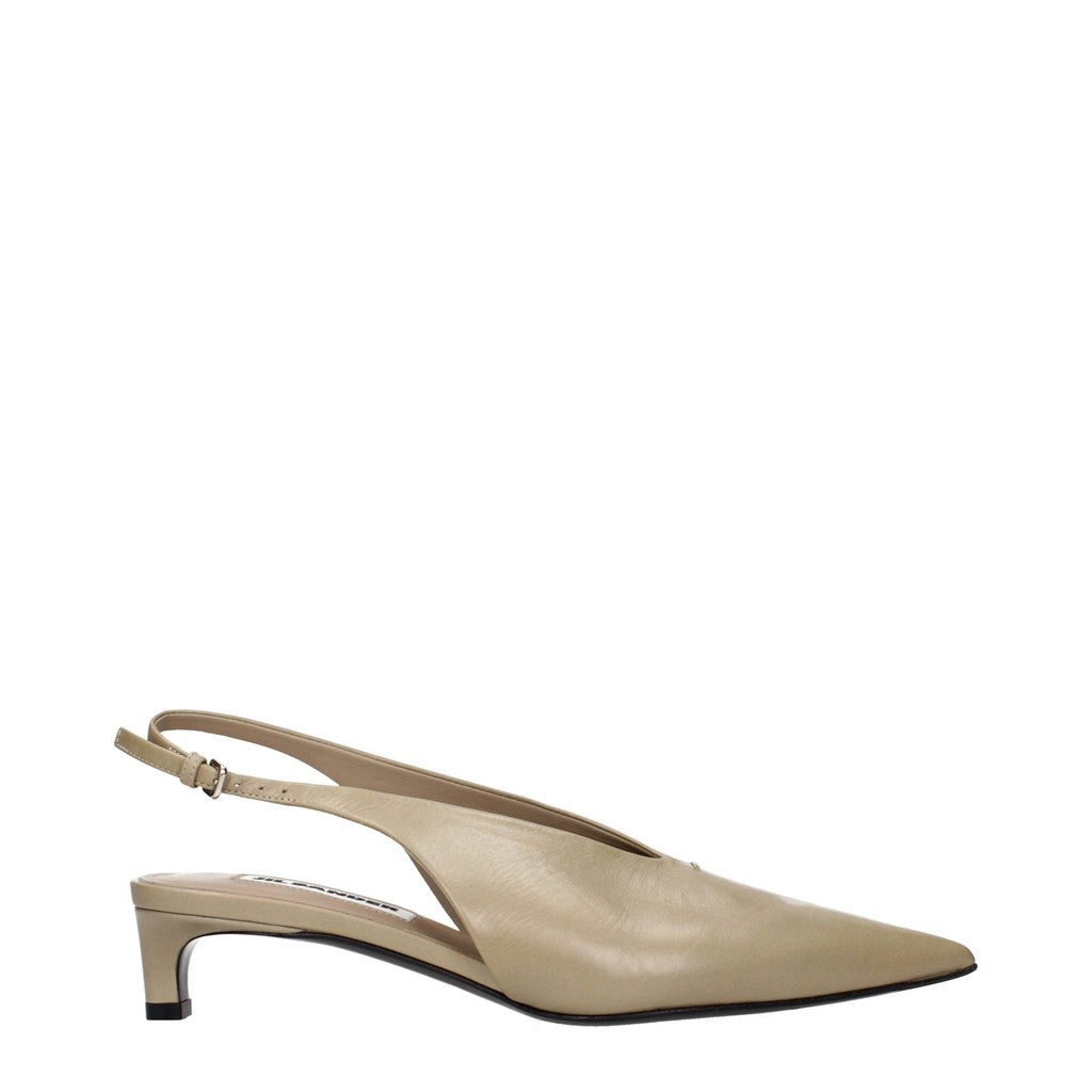 Jil Sander Pumps met gespsluiting en spitse neus – Beige