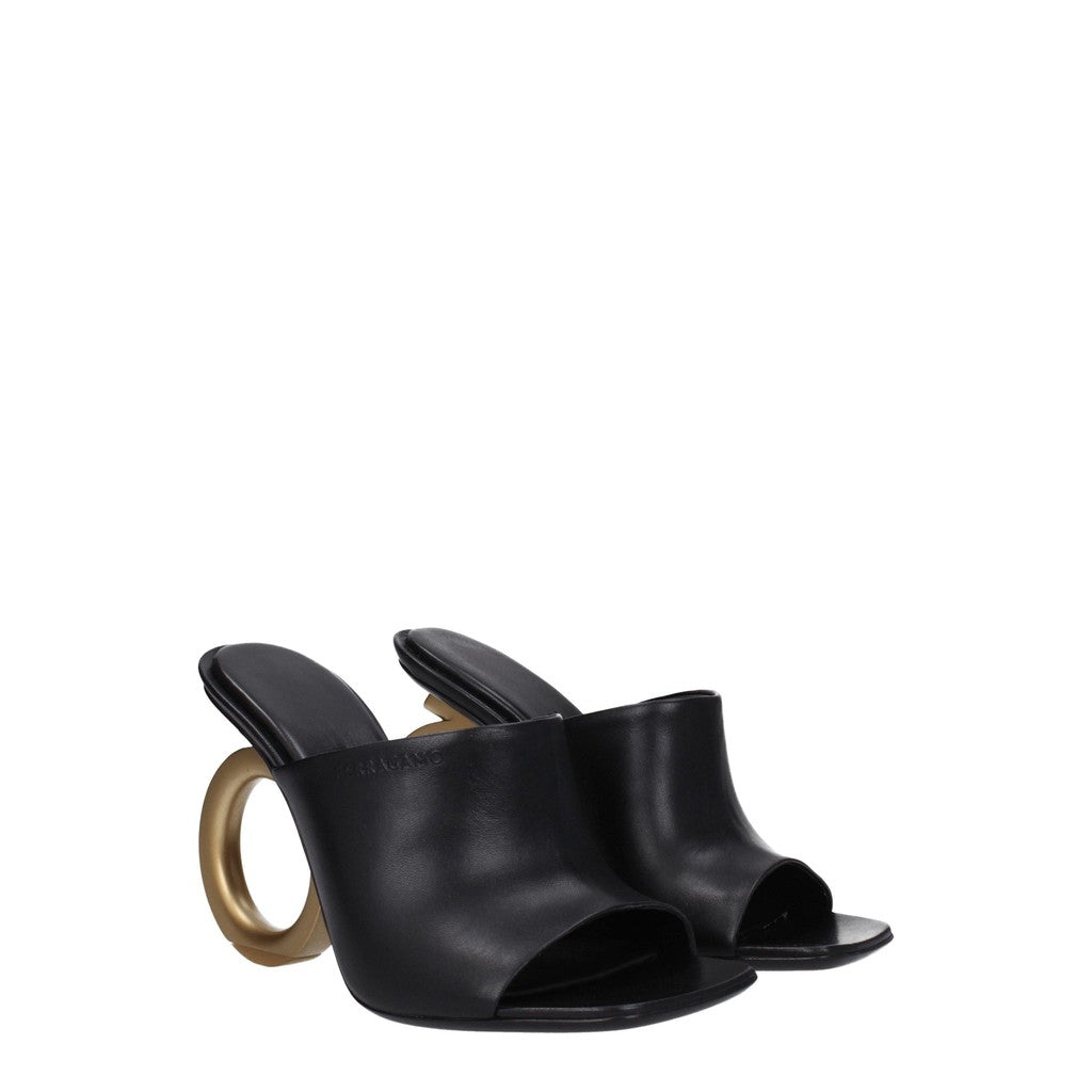Salvatore Ferragamo Astro Sandalen met goudkleurige details – Zwart