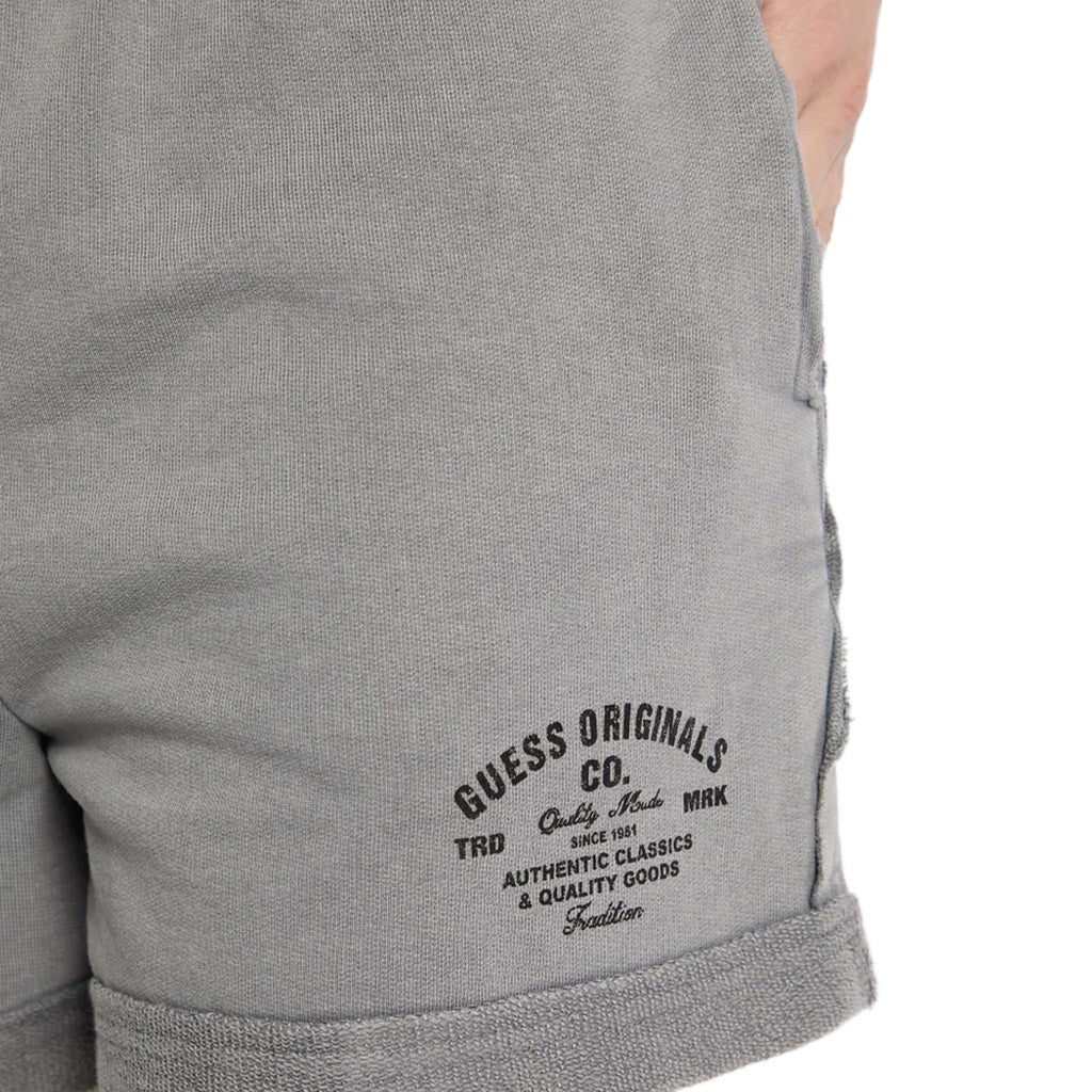 Guess Effen short met zakken en logo – Grijs