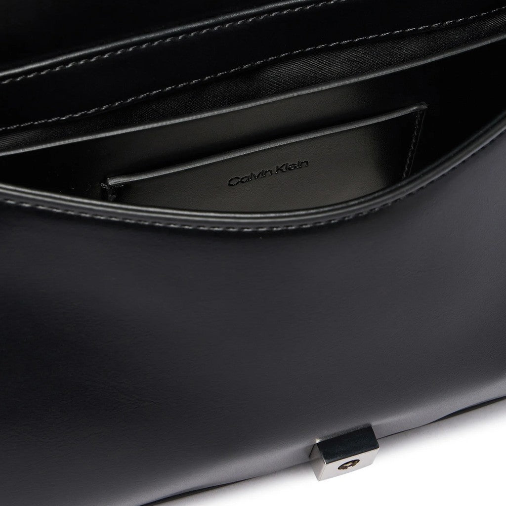 Calvin Klein Handtas met magneetsluiting en schouderband – Zwart