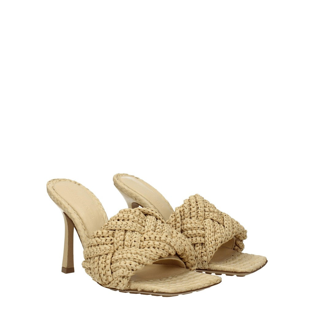 Bottega Veneta Raffia sandalen met hak en leren zool – Beige