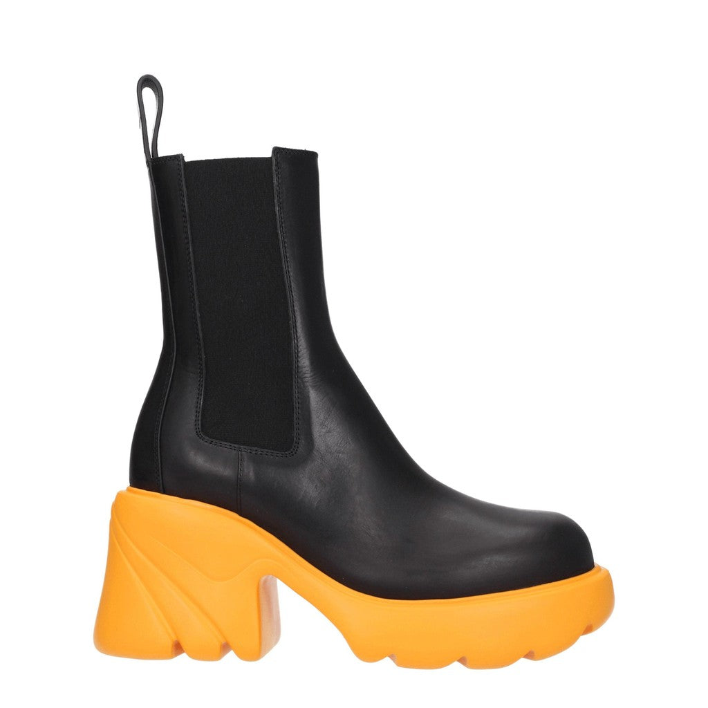 Bottega Veneta Leren enkellaarzen met elastiek en hak – Zwart / Oranje
