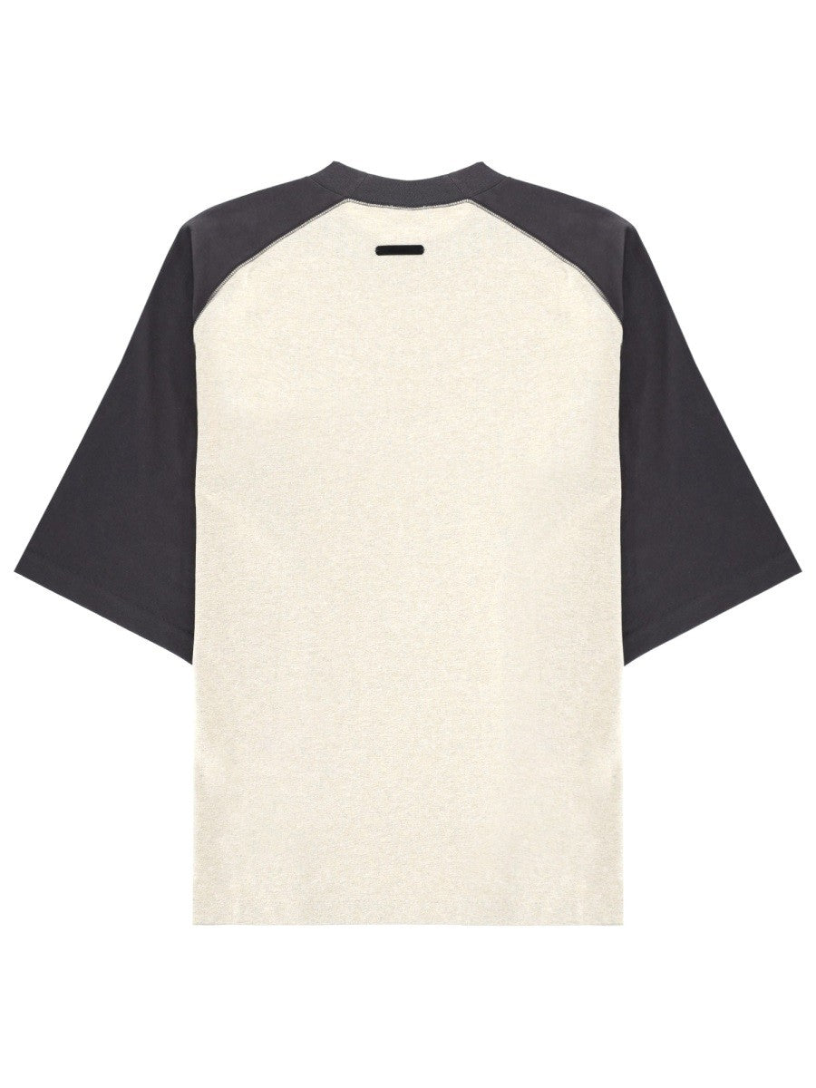 Fear of God Essentials T-shirt met raglanmouwen – Gebroken wit / Zwart
